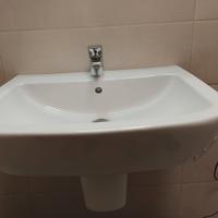 Lavandino con rubinetto