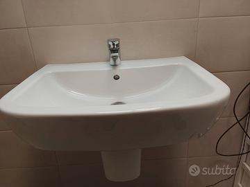 Lavandino con rubinetto