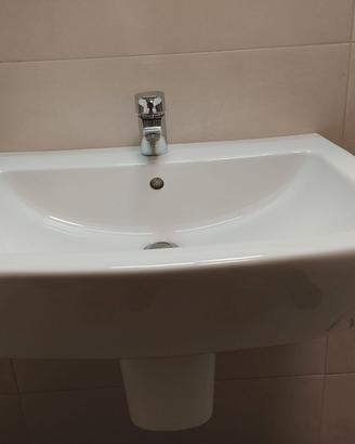 Lavandino con rubinetto