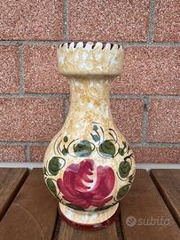 Vaso in ceramica decorato a mano con fiori