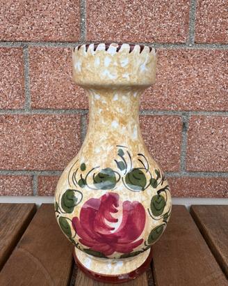 Vaso in ceramica decorato a mano con fiori