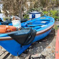 Barca da pesca in legno con motore entrobordo