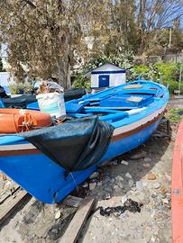 Barca da pesca in legno con motore entrobordo