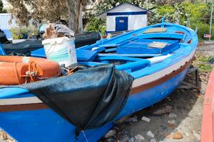 Barca da pesca in legno con motore entrobordo