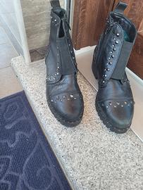 stivaletto con borchie