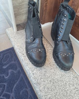 stivaletto con borchie