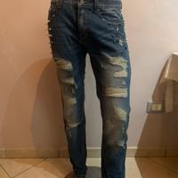 Jeans con borchie e strass