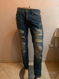 Jeans con borchie e strass