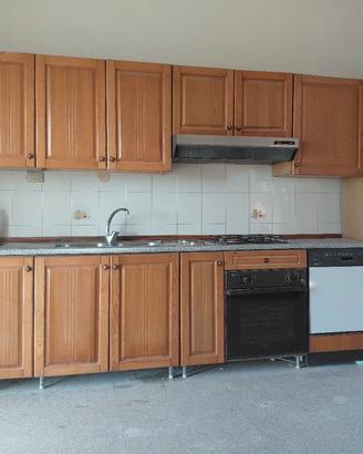 cucina compresa di elettrodomestici 