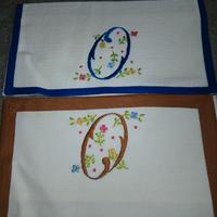 set 2 porta posate finemente ricamate con lettera 