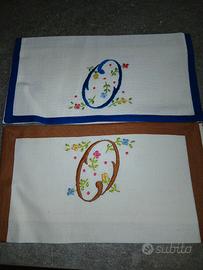 set 2 porta posate finemente ricamate con lettera 