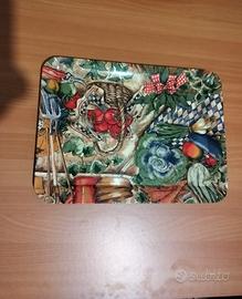 vassoio con stampa di ortaggi e attrezzi 