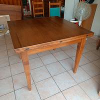 Tavolo in legno con 4 sedie