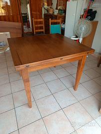 Tavolo in legno con 4 sedie