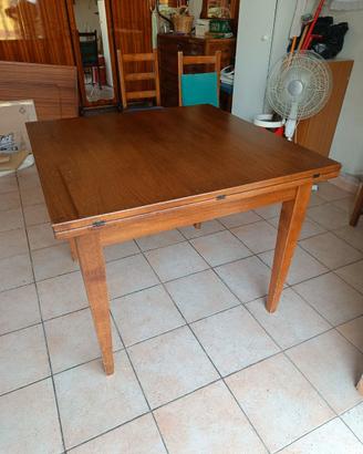 Tavolo in legno con 4 sedie