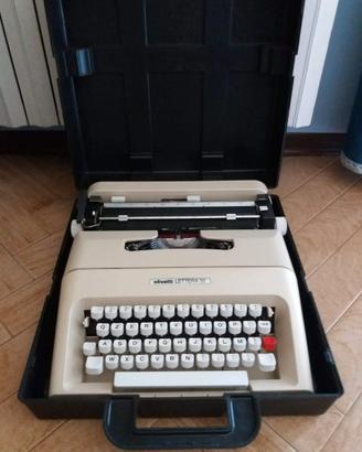 Macchina per scrivere Olivetti lettera 35