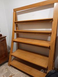 Libreria in legno massello stile nordico