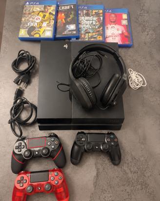 PS4 + 3 controller + cuffie + 4 giochi