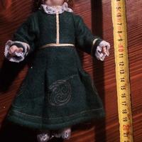 Bambola in porcellana con vestito verde
