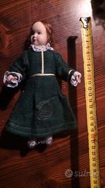 Bambola in porcellana con vestito verde