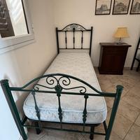 Letto singolo in ferro battuto con rete a doghe