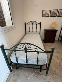 Letto singolo in ferro battuto con rete a doghe