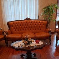 divano e due poltrone pelle