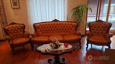 divano e due poltrone pelle