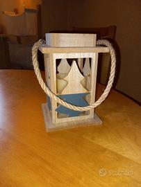 Lanterna Natalizia di legno con la candella a LED