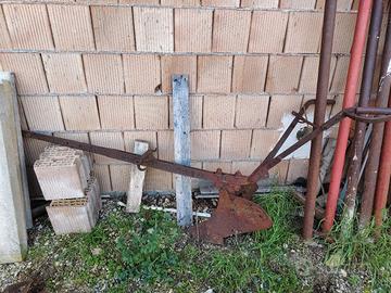 Antico aratro per buoi