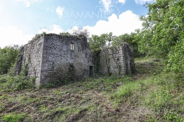 Casale in pietra con terreno in zona collinare