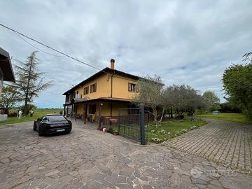 Villa con ampio giardino