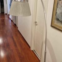 Lampada piantana con braccio ad arco nuova.