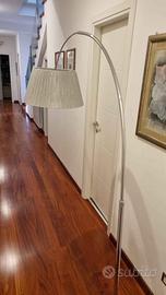 Lampada piantana con braccio ad arco nuova.