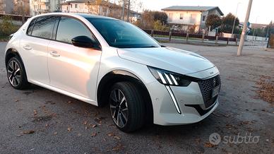 Peugeot e-208 elettrica 