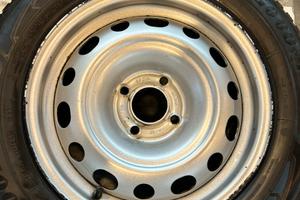 4 cerchioni in ferro con gomme invernali usate