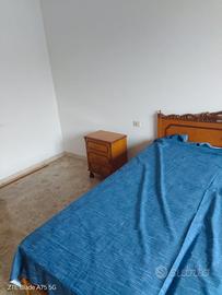Letto singolo con comodini e materasso