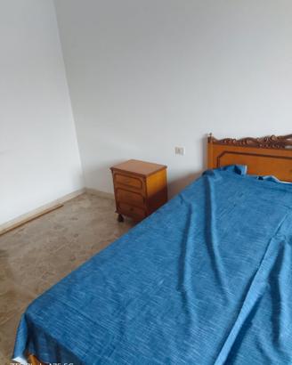 Letto singolo con comodini e materasso