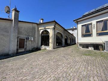 Attività / Licenza di 980 m² con più di 5 locali a