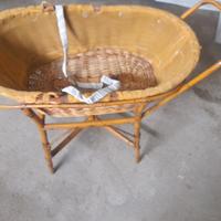 Vintage,Culla in vimini degli anni 70
