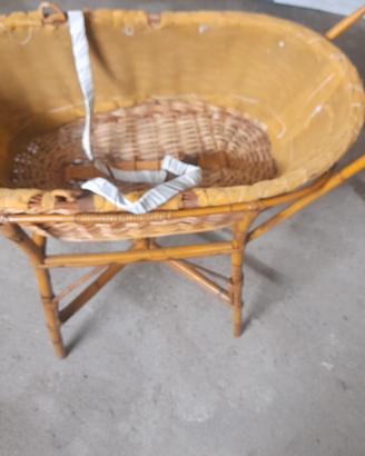 Vintage,Culla in vimini degli anni 70