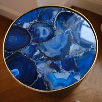 Tavolino in pietre semipreziose blu con base oro –