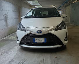 Toyota Yaris Hybrid bianca