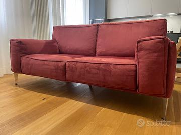 Divano in condizioni perfette come da foto.