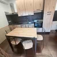 Tavolo e sedie moderno