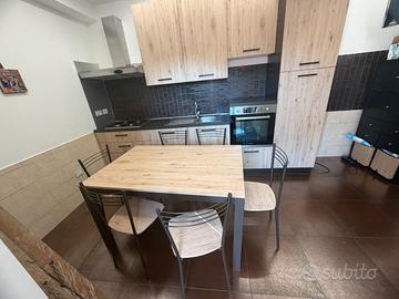 Tavolo e sedie moderno