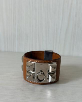 Bracciale in pelle con dettagli metallici