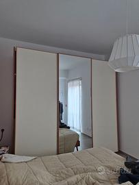 Armadio grande in vero legno con specchio