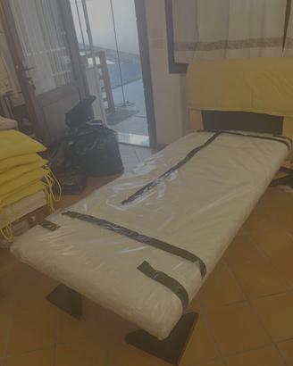 letto singolo con testata imbottita