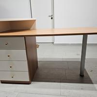 Scrivania Moderna con Cassettiera e Alzatina 